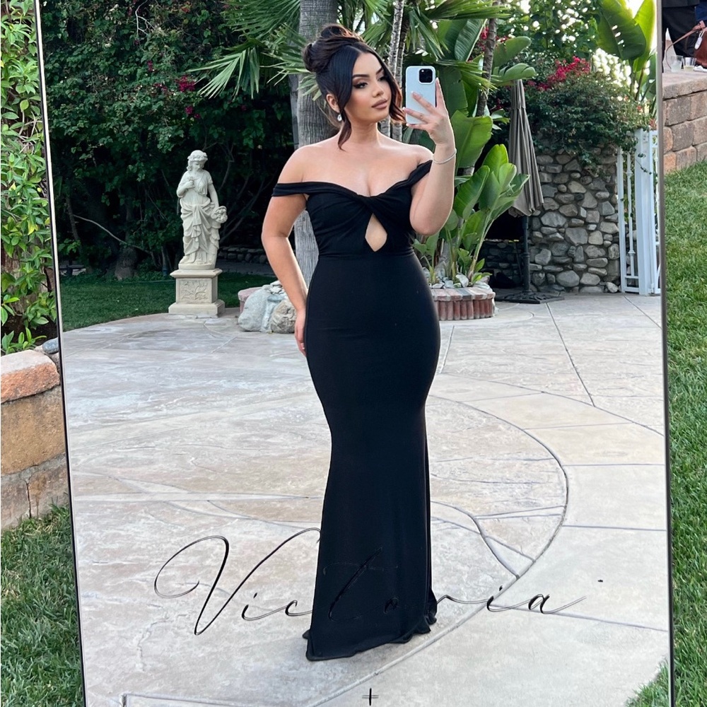 CLUB L LONDON ARELLA BLACK ONE SHOULDER TWIST FRONT MAXI DRESS